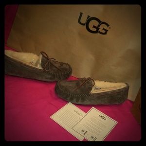 Water resistant slippers